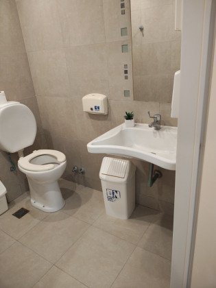 Venta de Local de 139 m² Totales con Sotano con Vidriera a La Calle Larrea