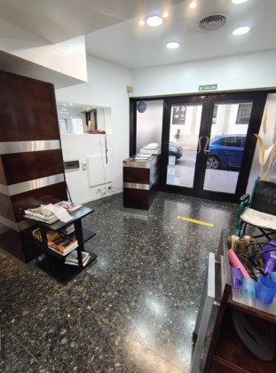 Venta de Local de 139 m² Totales con Sotano con Vidriera a La Calle Larrea