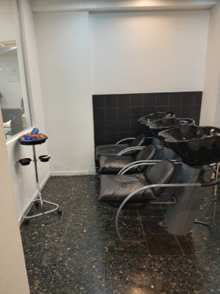 Venta de Local de 139 m² Totales con Sotano con Vidriera a La Calle Larrea