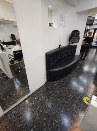 Venta de Local de 139 m² Totales con Sotano con Vidriera a La Calle Larrea