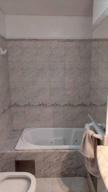 2 AMBIENTES DE (45M2) ALQUILER CON EXPENSAS Y ABL INCLUIDAS, LUMINOSO, CON BALCON AL FRENTE